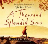 Couverture du livre 'A Thousand Splendid Suns' avec une personne portant une écharpe orange marchant sur une colline rocheuse au premier plan.