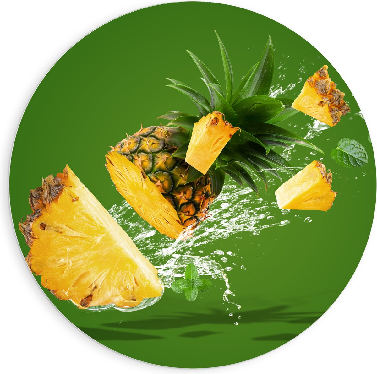 PVC Schuimplaat Muurcirkel - Gele Ananas in Stukken tegen Groene Achtergrond - 90x90 cm Foto op Muurcirkel (met ophangsysteem)