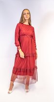 Rode kanten jurk 42 Boost je zelfvertrouwen met een rode kanten jurk - Een ode aan vrouwelijkheid