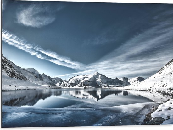 Dibond - Stromend Water in Midden van Cirkel Bergen in Sneeuwlandschap - 80x60 cm Foto op Aluminium (Wanddecoratie van metaal)