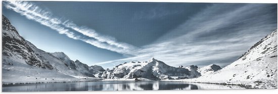 Vlag - Stromend Water in Midden van Cirkel Bergen in Sneeuwlandschap - 90x30 cm Foto op Polyester Vlag