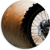 WallClassics - Dibond Muurcirkel - Driftend Wiel in Woestijn - 40x40 cm Foto op Aluminium Muurcirkel (met ophangsysteem)