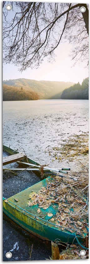 WallClassics - Tuinposter – Oude Blauwe Vissersboot Vastgeroest in Water bij Bos - 30x90 cm Foto op Tuinposter (wanddecoratie voor buiten en binnen)