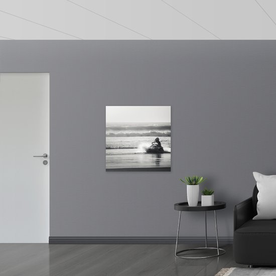 WallClassics - Acrylglas - Kind op Quad in Aangemeerde Golven (zwart- wit) - 80x80 cm Foto op Acrylglas (Met Ophangsysteem)