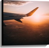 WallClassics - Canvas - Vliegtuigvleugel met Zonsondergang - 60x60 cm Foto op Canvas Schilderij (Wanddecoratie op Canvas)