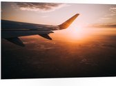 WallClassics - PVC Schuimplaat - Vliegtuigvleugel met Zonsondergang - 105x70 cm Foto op PVC Schuimplaat (Met Ophangsysteem)