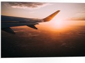 WallClassics - PVC Schuimplaat - Vliegtuigvleugel met Zonsondergang - 75x50 cm Foto op PVC Schuimplaat (Met Ophangsysteem)