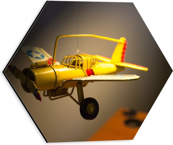 WallClassics - Dibond Hexagon - Geel Kinderspeelgoed Vliegtuigje Zwevend in Kinderkamer - 30x26.1 cm Foto op Hexagon (Met Ophangsysteem)
