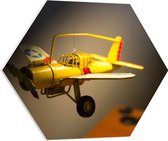 WallClassics - PVC Schuimplaat Hexagon - Geel Kinderspeelgoed Vliegtuigje Zwevend in Kinderkamer - 60x52.2 cm Foto op Hexagon (Met Ophangsysteem)