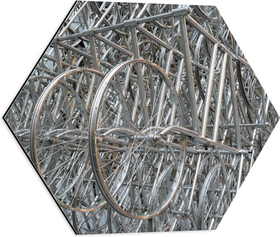 WallClassics - Dibond Hexagon - Rekken vol Fietswielen - 50x43.5 cm Foto op Hexagon (Met Ophangsysteem)