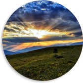 PVC Schuimplaat Muurcirkel - Zonnestralen tussen de Wolken boven Landschap - 50x50 cm Foto op Muurcirkel (met ophangsysteem)