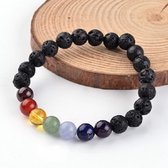 Natuurstenen kralen Chakra stretch-armband, met kralen van 8mm doorsnee. De basis van de armband is lavasteen en de kralen van de chakra zijn: granaat, agaat, citrien, aventurijn, aquamarijn, lapis lazuli en amethist.