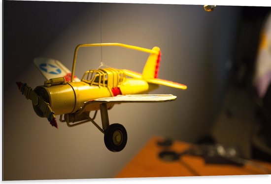 WallClassics - Dibond - Geel Kinderspeelgoed Vliegtuigje Zwevend in Kinderkamer - 105x70 cm Foto op Aluminium (Wanddecoratie van metaal)