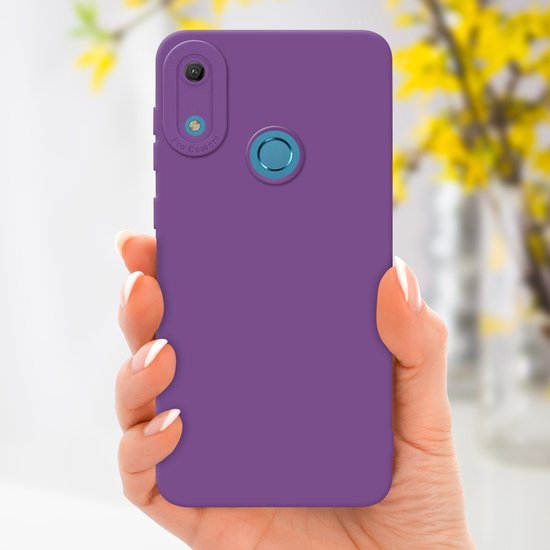 Main tenant une coque de téléphone violette avec objectif de caméra bleu et scanner d'empreintes digitales.