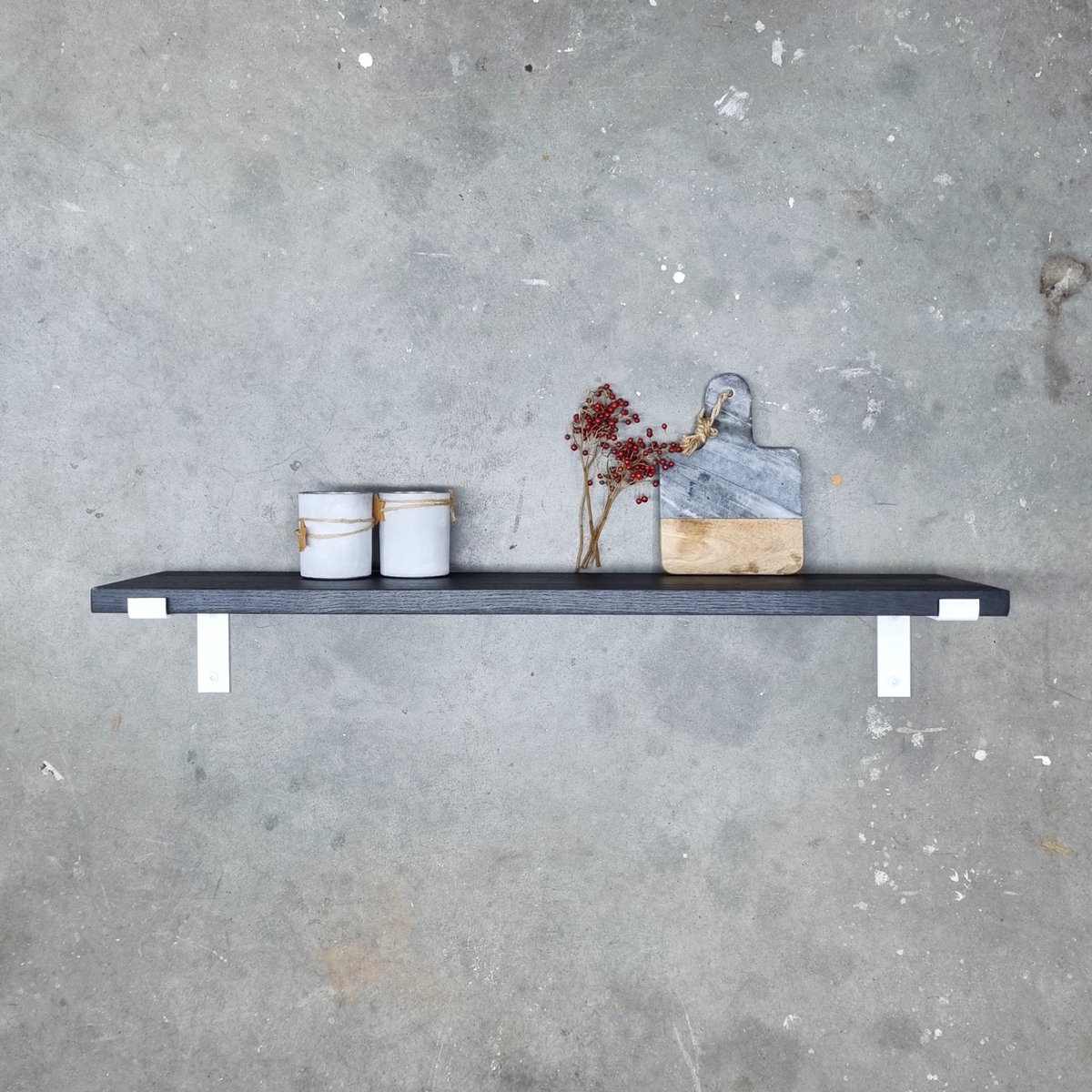 GoudmetHout Wandplank Industrieel - 140 x 25 cm Muurplank - Zwart Eiken Hout - Decoratie Wandrek & Boekenrek - Hangplank Keuken - Wall Shelf + 2 Mat Witte Plankdragers van Staal Zwart - Mat wit - 25 cm