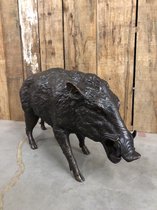 Prachtig bronzen beeld van een wilde beer, Bronze wild boar, hoogte: 90 cm breedte: 25 cm lengte: 45 cm