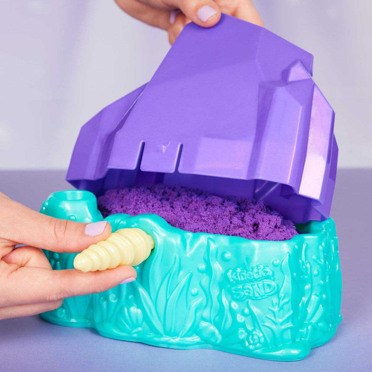 Kinetic Sand - Kristal Zeemeermin-speelset met 481 g goudkleurig glinsterend orig ineel kinetisch zandmet opbergbak en gereedschap - Sensoriche speelgoed — afbeelding 6