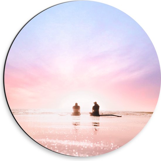 WallClassics - Dibond Muurcirkel - Duo zittend aan het Water op het Strand bij Pastellucht - 30x30 cm Foto op Aluminium Muurcirkel (met ophangsysteem)