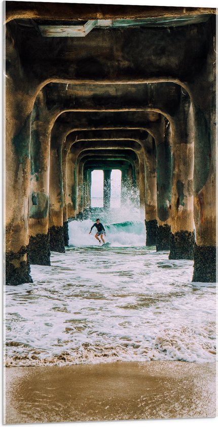 Acrylglas - Surfer onder de Pier - 50x100 cm Foto op Acrylglas (Met Ophangsysteem)