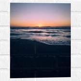 Muursticker - Ondergaande Zon bij de Zee - 30x40 cm Foto op Muursticker
