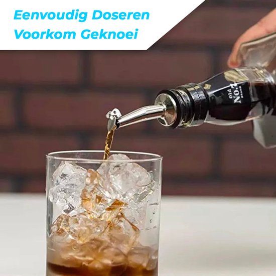 Hand giet donkere vloeistof uit een fles met Minismus schenktuit in een glas vol ijs. 'Eenvoudig doseren, Voorkom geknoei'.