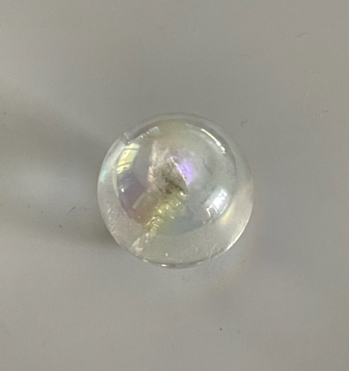 Aura Angel bal bergkristal met titanium / regenboogkleuren 2 cm