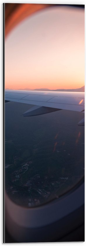 WallClassics - Dibond - Uitzicht vanuit een Vliegtuig Raam op Land bij Zonsondergang - 20x60 cm Foto op Aluminium (Met Ophangsysteem)
