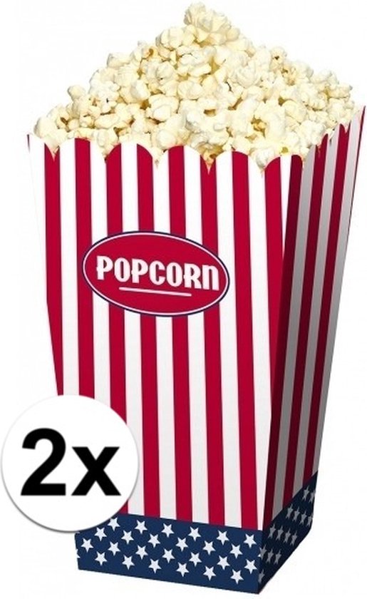 Twee kartonnen popcornbakjes met rode en witte strepen, witte popcorn en een blauwe sterrenrand. Tekst: POPCORN.