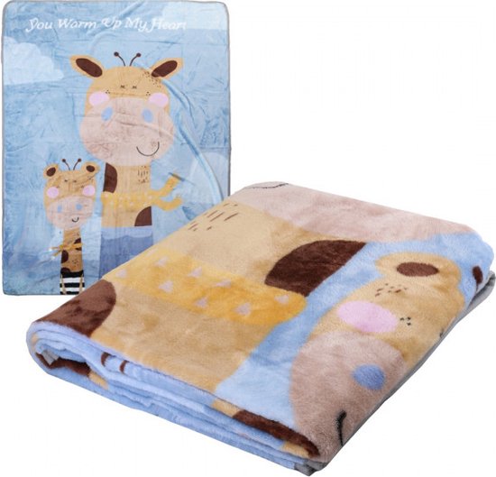 Een zachte, lichtblauwe fleece deken met een print van twee schattige giraffen. De grote giraffe heeft de tekst 'You Warm Up My Heart'.