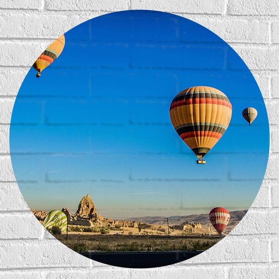 WallClassics - Muursticker Cirkel - Vier Luchtballonnen in de Lucht - 70x70 cm Foto op Muursticker