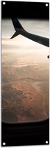 WallClassics - Tuinposter – Uitzicht op landschap vanuit Vliegtuig - 40x120 cm Foto op Tuinposter (wanddecoratie voor buiten en binnen)
