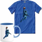 Astronaut Met Basketbal | Ruimte - Astronaut - Basketbal - T-Shirt met mok - Unisex - Royal Blue - Maat S