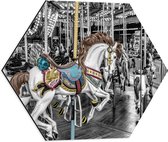 Dibond Hexagon - Sierlijk Paard in Carrousel - 50x43.5 cm Foto op Hexagon (Met Ophangsysteem)