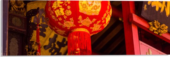 Acrylglas - Rood/Gele Chinese Lampion hangend - 60x20 cm Foto op Acrylglas (Wanddecoratie op Acrylaat)