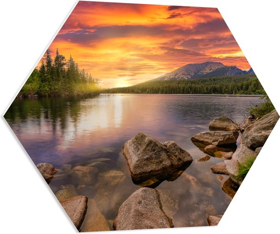 PVC Schuimplaat Hexagon - Zonsondergang aan een Meer met Prachtige Natuur - 70x60.9 cm Foto op Hexagon (Met Ophangsysteem)