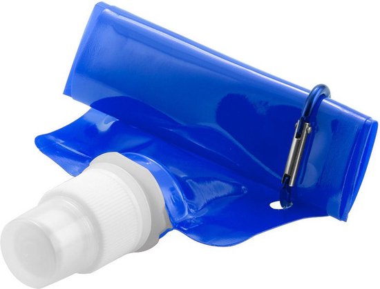 Blauwe, opvouwbare waterzak liggend met witte dop en blauwe karabijnhaak.