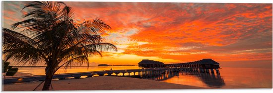 Acrylglas - Zonsondergang op het Strand met Palmbomen en Paalwoningen - 90x30 cm Foto op Acrylglas (Wanddecoratie op Acrylaat)