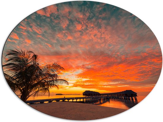 Dibond Ovaal - Zonsondergang op het Strand met Palmbomen en Paalwoningen - 80x60 cm Foto op Ovaal (Met Ophangsysteem)