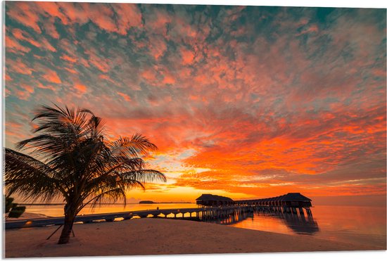 Acrylglas - Zonsondergang op het Strand met Palmbomen en Paalwoningen - 90x60 cm Foto op Acrylglas (Met Ophangsysteem)