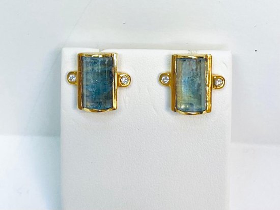 Geelgouden oorknoppen - 18 karaat - diamant en aquamarijn - uitverkoop Juwelier Verlinden St. Hubert - van €1645,- voor €1339,-