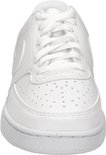 Vooraanzicht van een witte Nike Court Vision sneaker met veters en perforaties op de neus.