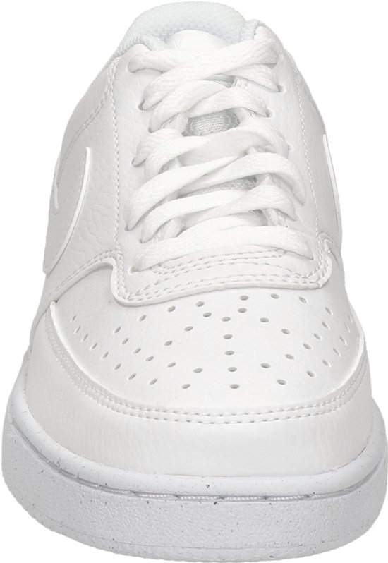 Vooraanzicht van een witte Nike Court Vision sneaker met veters en perforaties op de neus.
