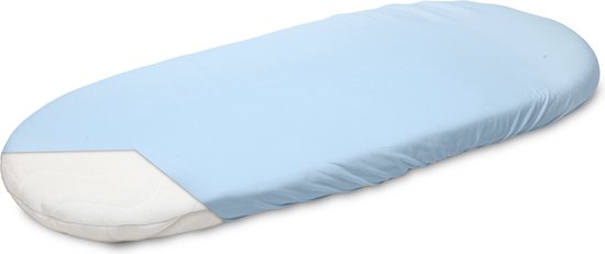 Lichtblauwe, ovale wiegmatrashoes met een doorschijnend deel dat een matras onthult.