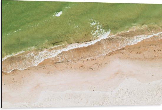 WallClassics - Dibond - Groenkleurige Zee aan het Strand - 105x70 cm Foto op Aluminium (Wanddecoratie van metaal)