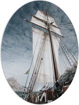 WallClassics - PVC Schuimplaat Ovaal - Zeilboot op Oceaan - 60x80 cm Foto op Ovaal (Met Ophangsysteem)