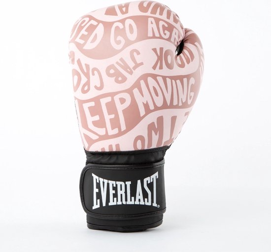 Roze Everlast bokshandschoen met witte tekst die 'KEEP MOVING' en 'NEVER GIVE UP' bevat.