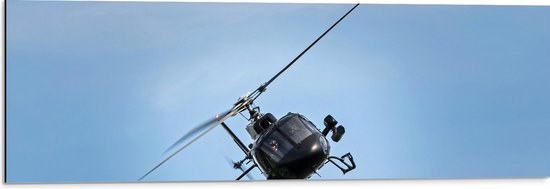 WallClassics - Dibond - Zwarte Helikopter bij Blauwe Lucht - 90x30 cm Foto op Aluminium (Wanddecoratie van metaal)