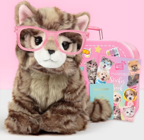 Foto: Studio pets knuffel britse langhaar kitten paige set pluche knuffel 23cm roze speelgoedkoffer paspoort stickerboek