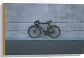 WallClassics - Hout - Zwarte Fiets tegen Grijze Muur - 60x40 cm - 9 mm dik - Foto op Hout (Met Ophangsysteem)