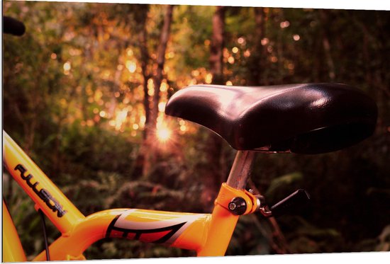 WallClassics - Dibond - Zadel van Gele Fiets in het Bos - 120x80 cm Foto op Aluminium (Wanddecoratie van metaal)